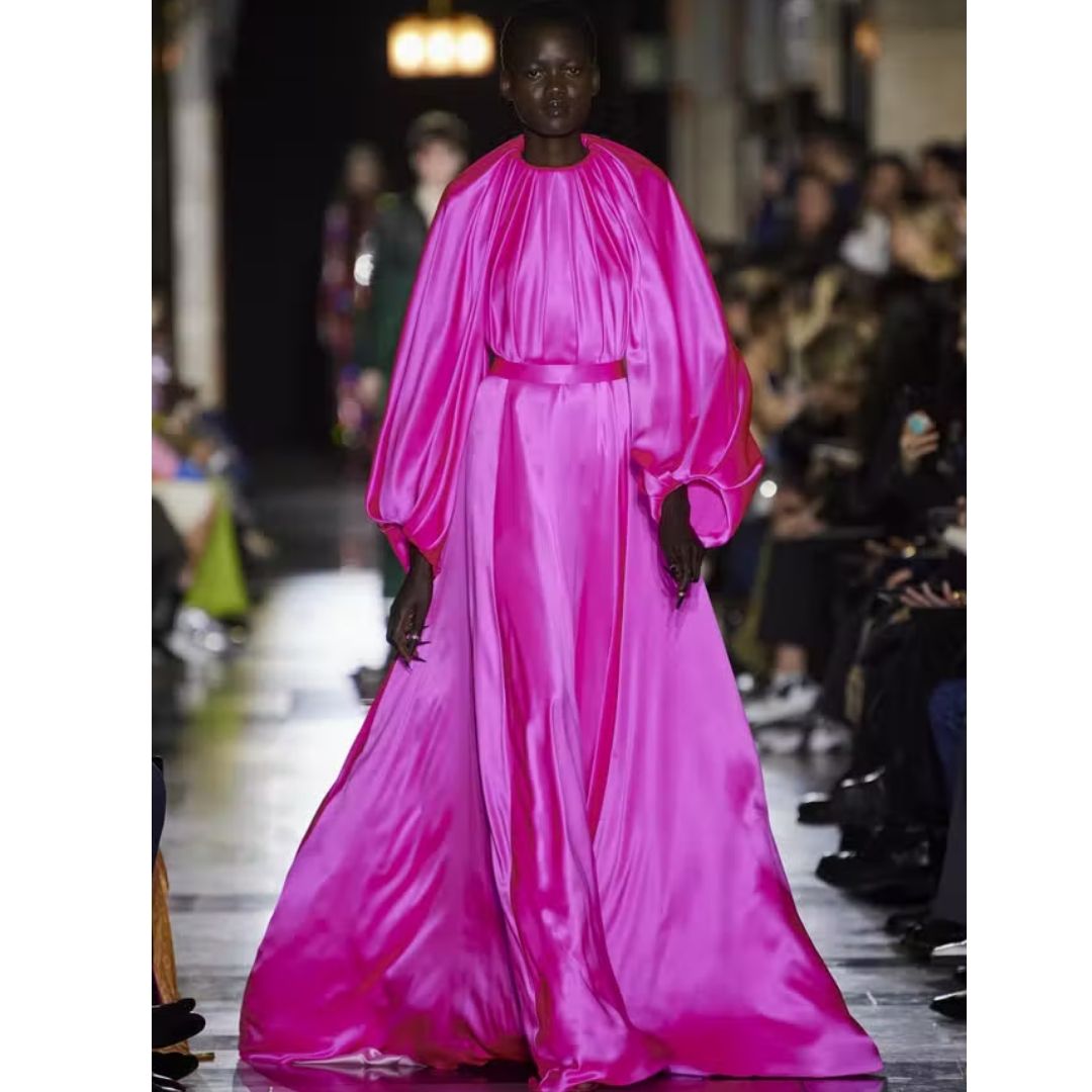 modelo desfilando com uma roupa na cor rosa violeta  Cores do inverno