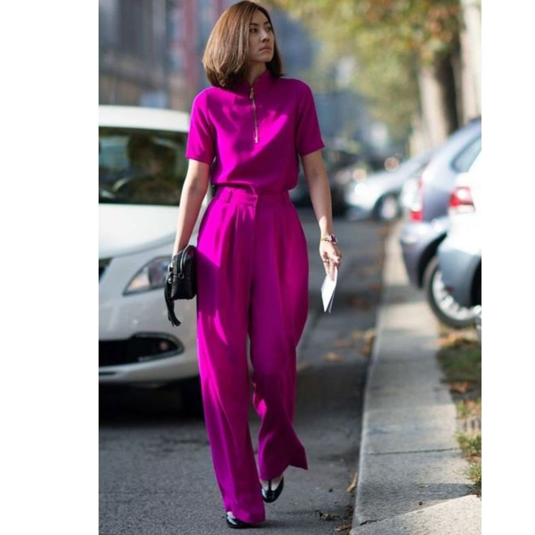 Mulher andado na rua com um conjunto roa violeta 
