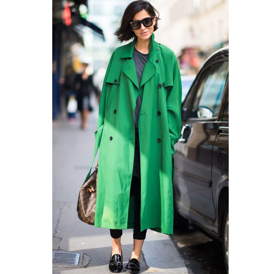 Mulher andando na rua usando um sobre tudo verde 