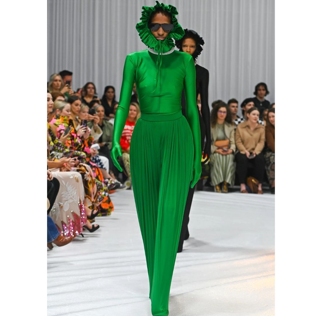 modelo desfilando com uma roupa na verde Cores do inverno