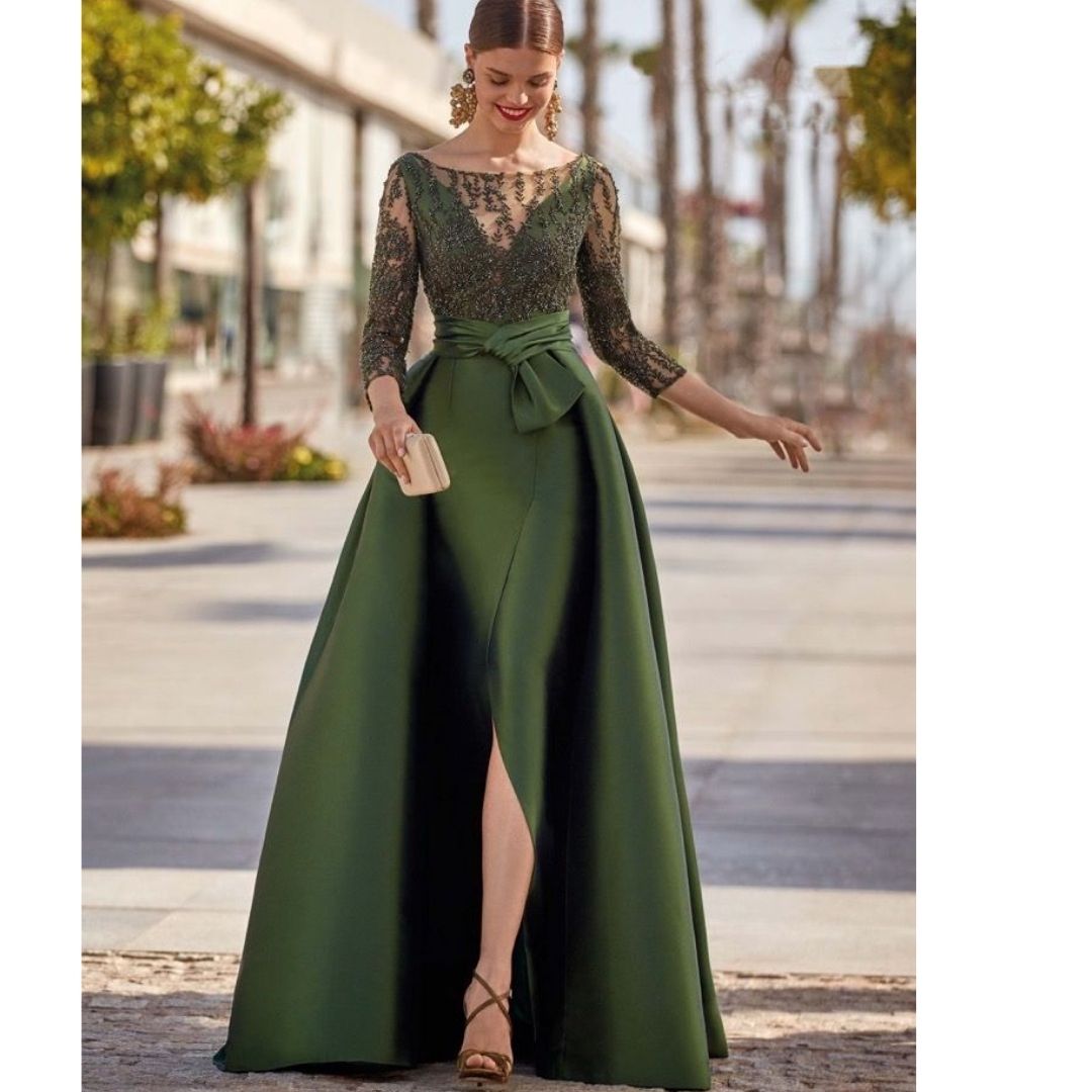 Mulher na rua  pousando para fotos com um vestido  de gala  nas cores do inverno verde militar 
