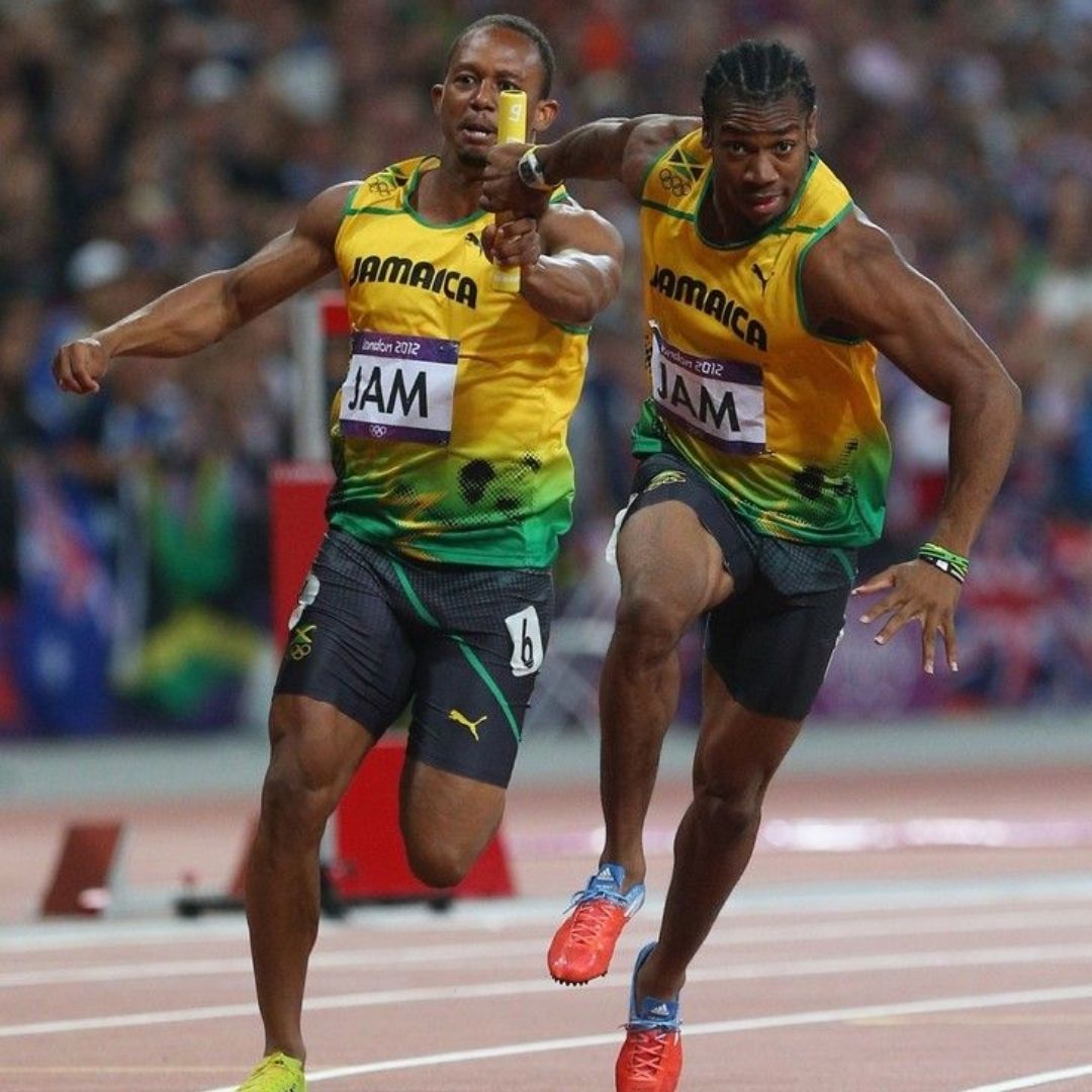 Dupla de homens participado de uma modalidade de corrida de revezamento 