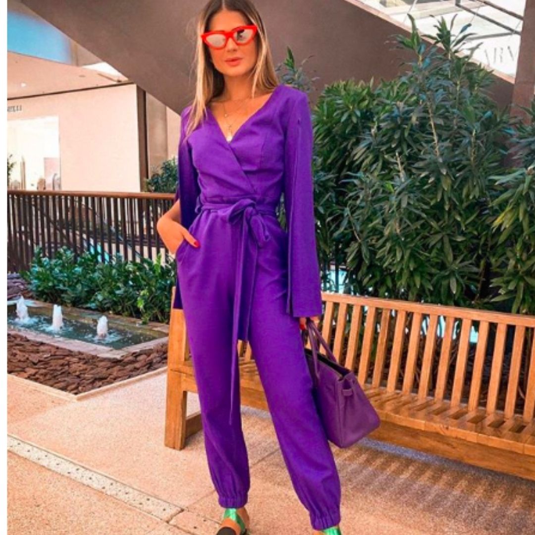 Mulher usando um macacão roxo Poses Para Fotos