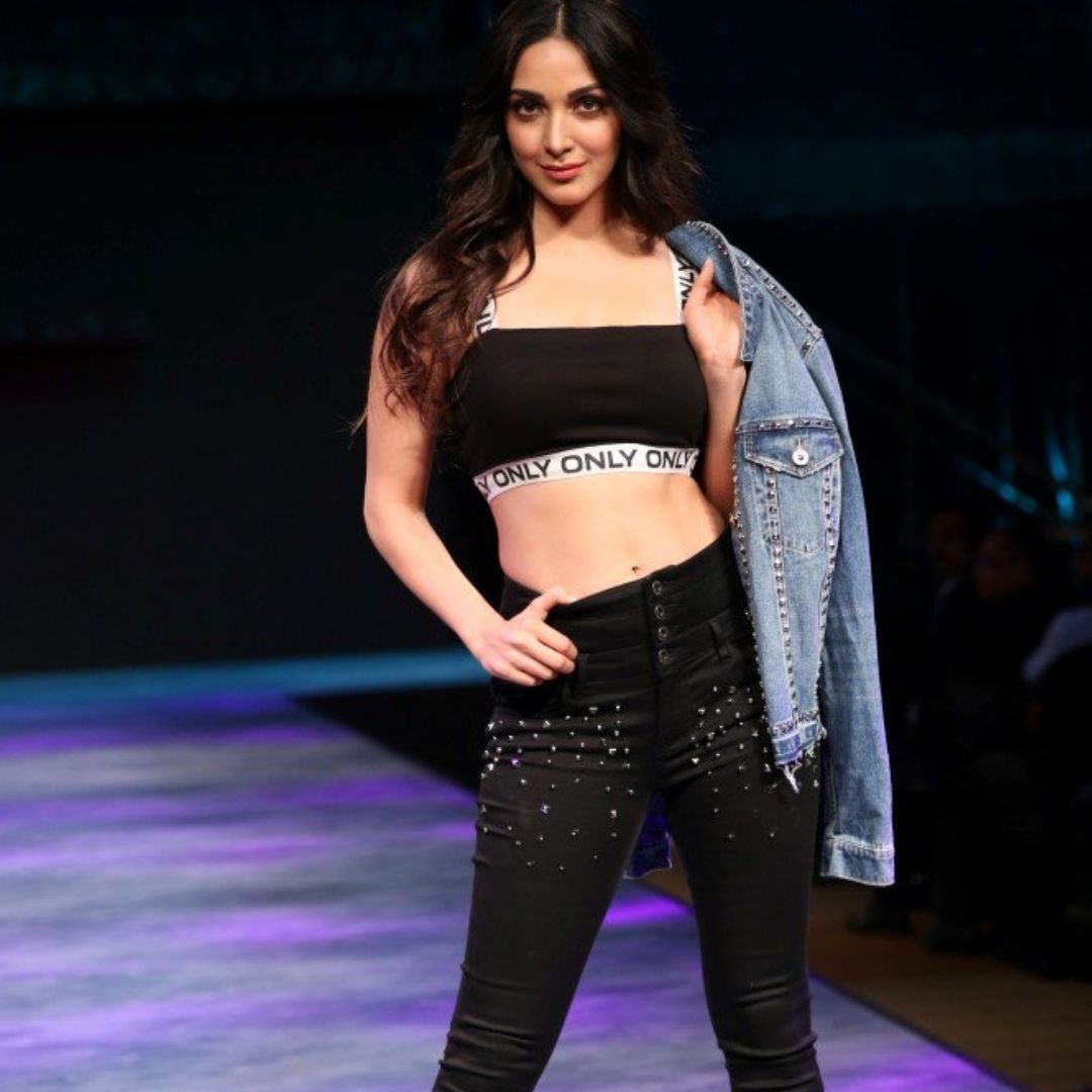 Mulher em desfile de moda Poses Para Fotos