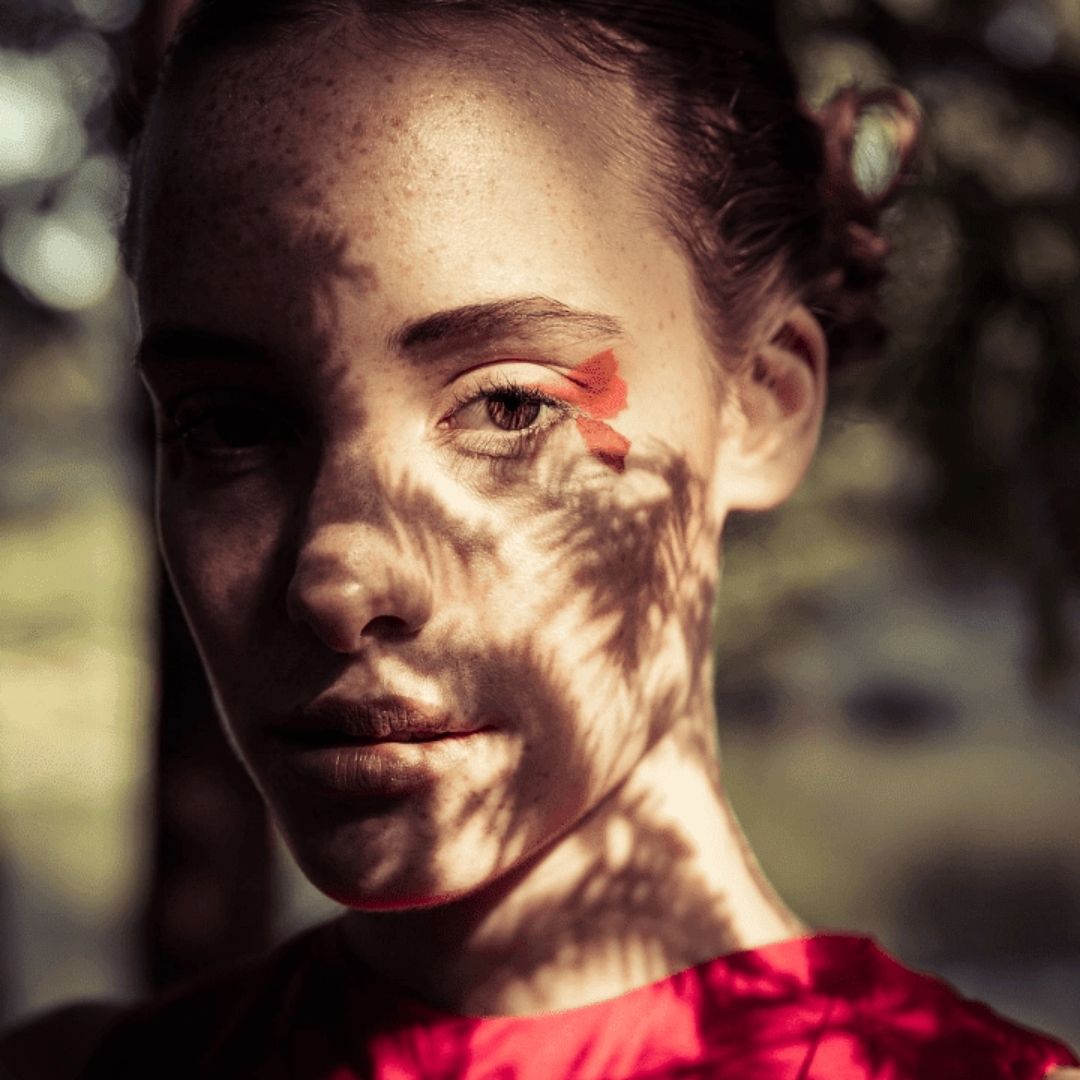 Mulher com sombras de folhas no rosto Poses Para Fotos