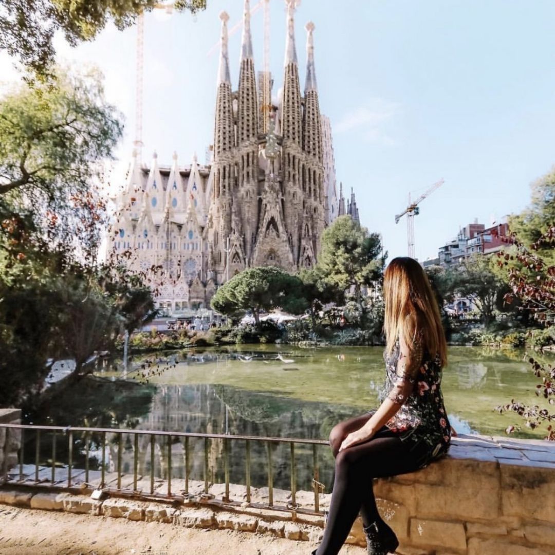 Mulher de costas olhando um monumento e com Poses Para Fotos