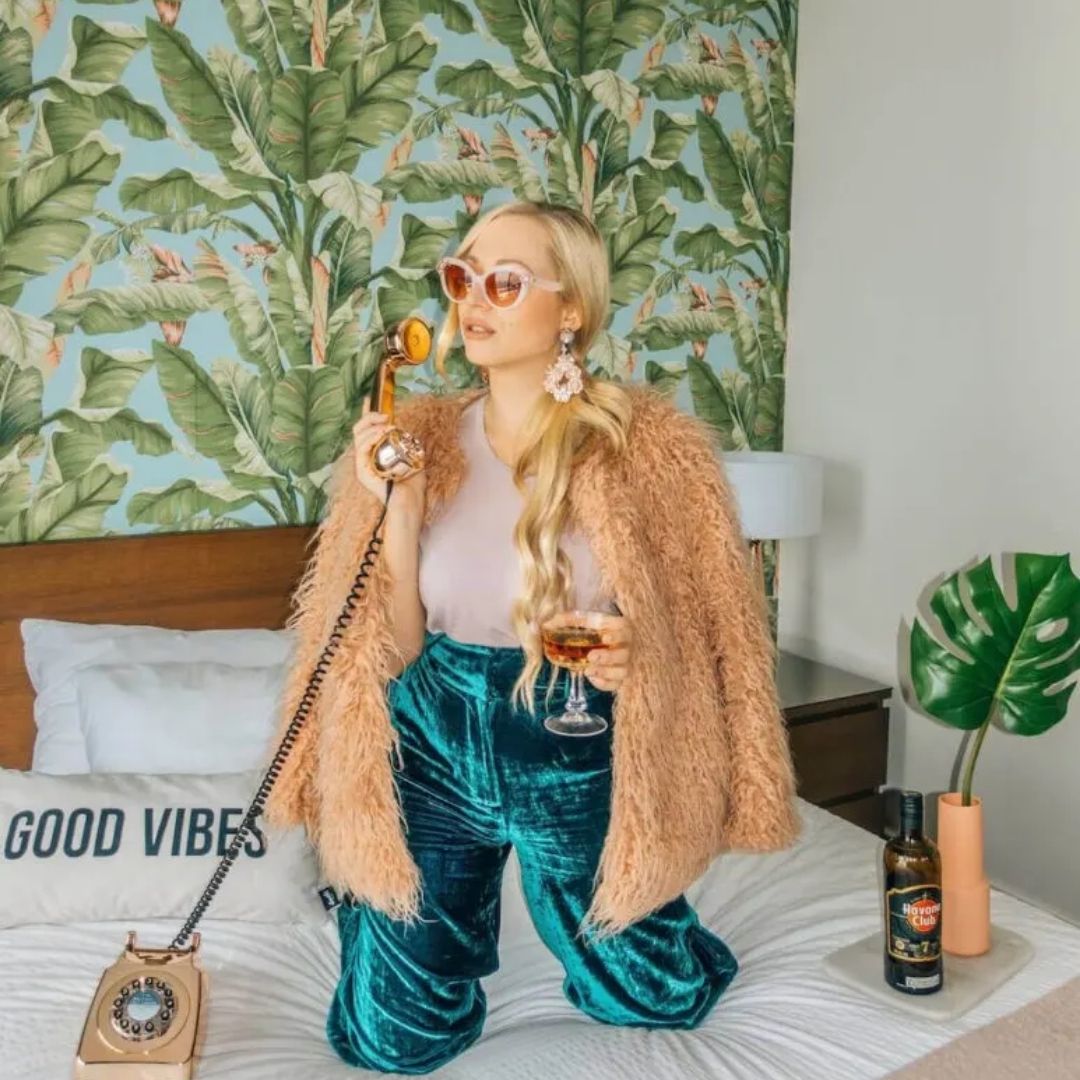 Mulher ao telefone com Poses Para Fotos