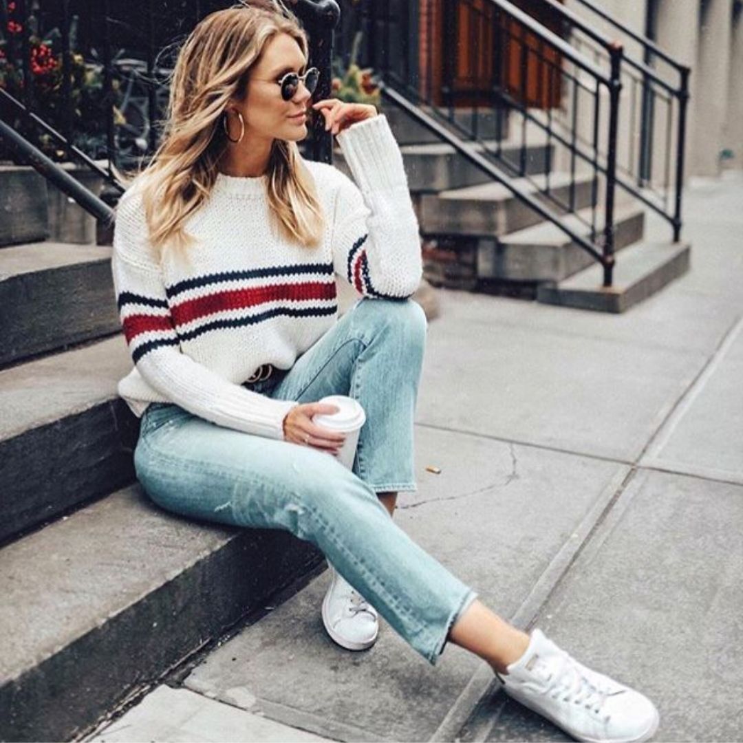 Mulher tirando foto sozinha, sentada em uma escada com look de frio usando dicas de Poses Para Fotos Perfeitas