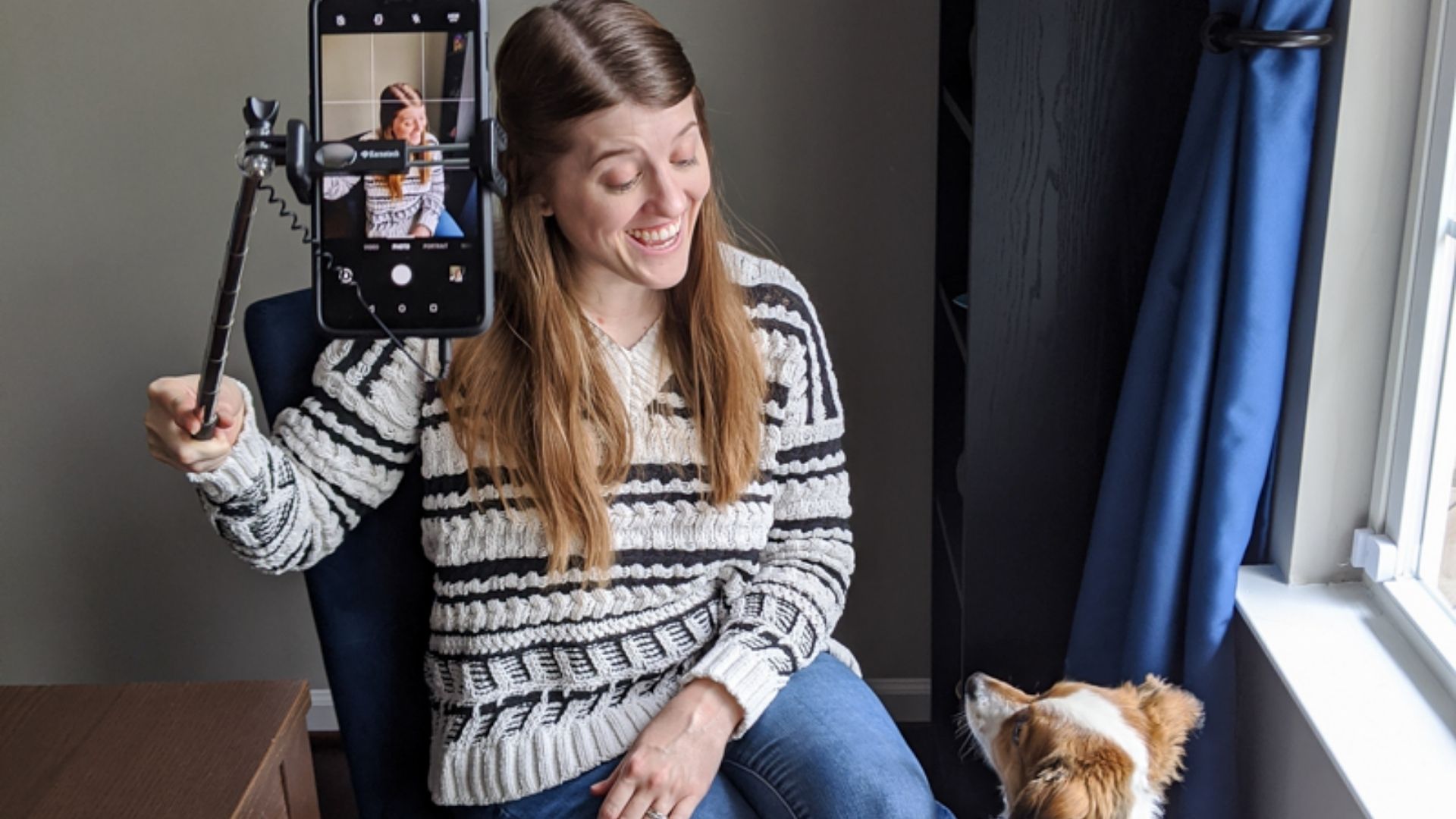 Mulher tirando uma self e olhando o seu cachorro, Poses Para Fotos