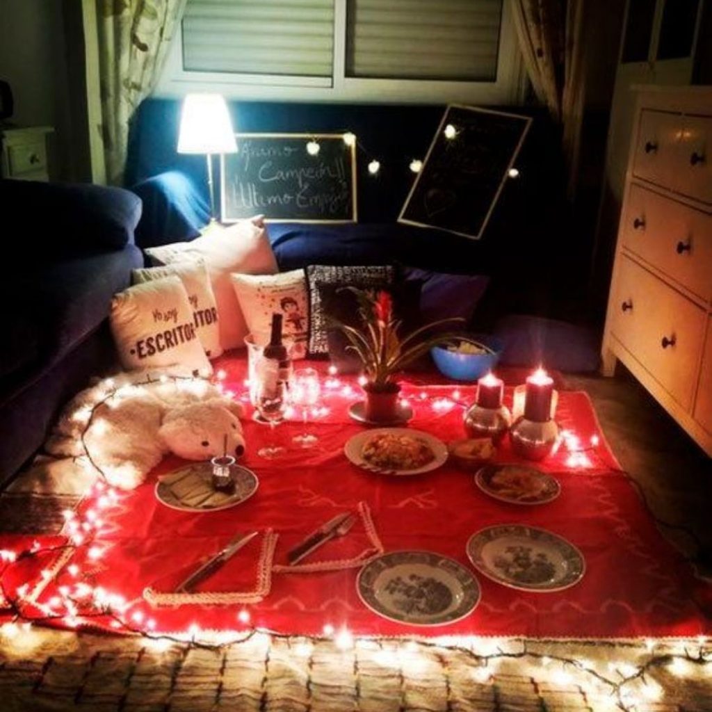 Ideias Para Comemorar o Dia dos Namorados, Jantar a luz de velas organizado no chão da sala