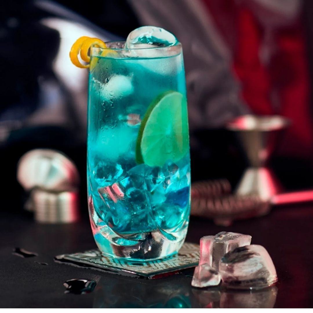 Copo com drink lagoa azul 