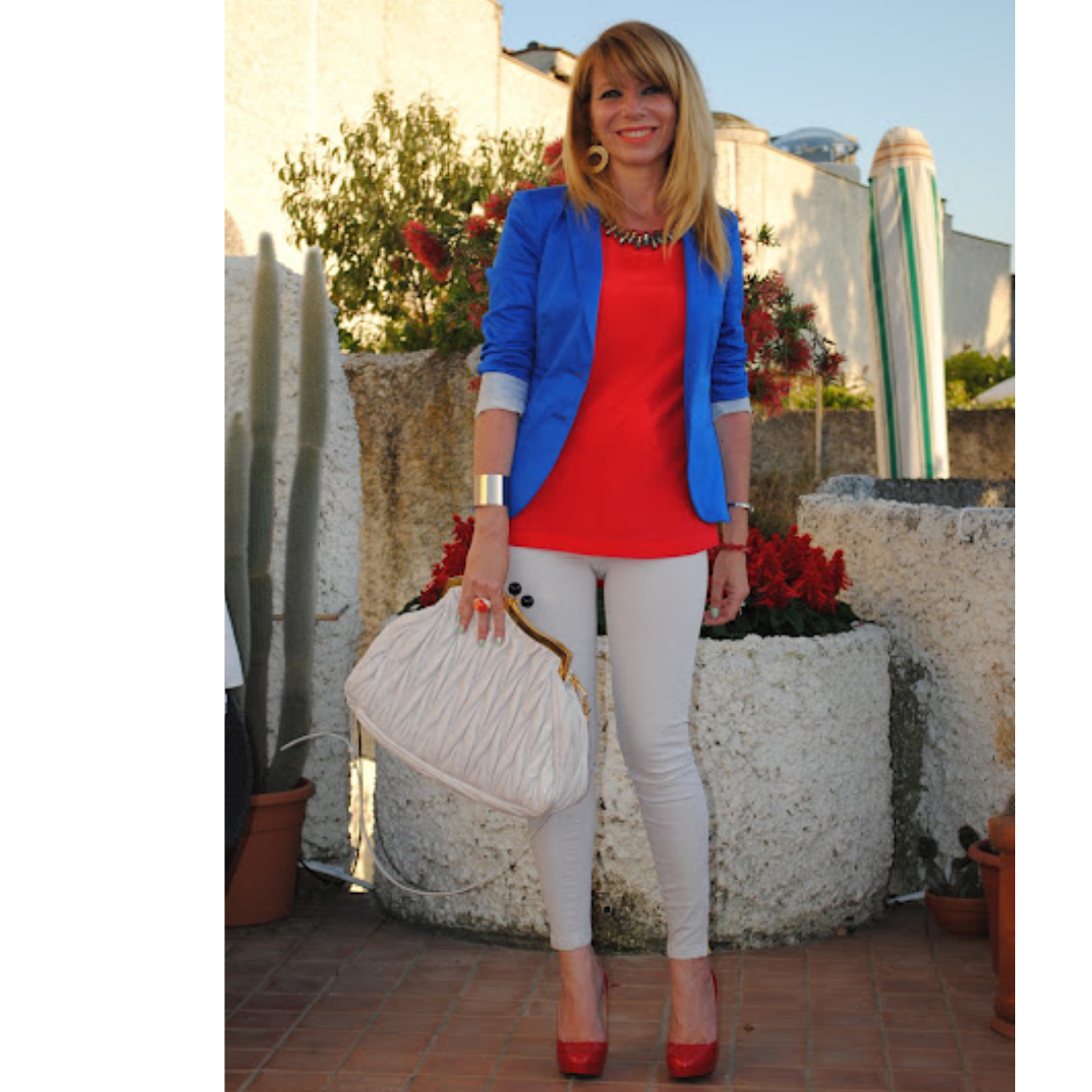 Mulher com casaco azul, blusa e sapatos vermelhos