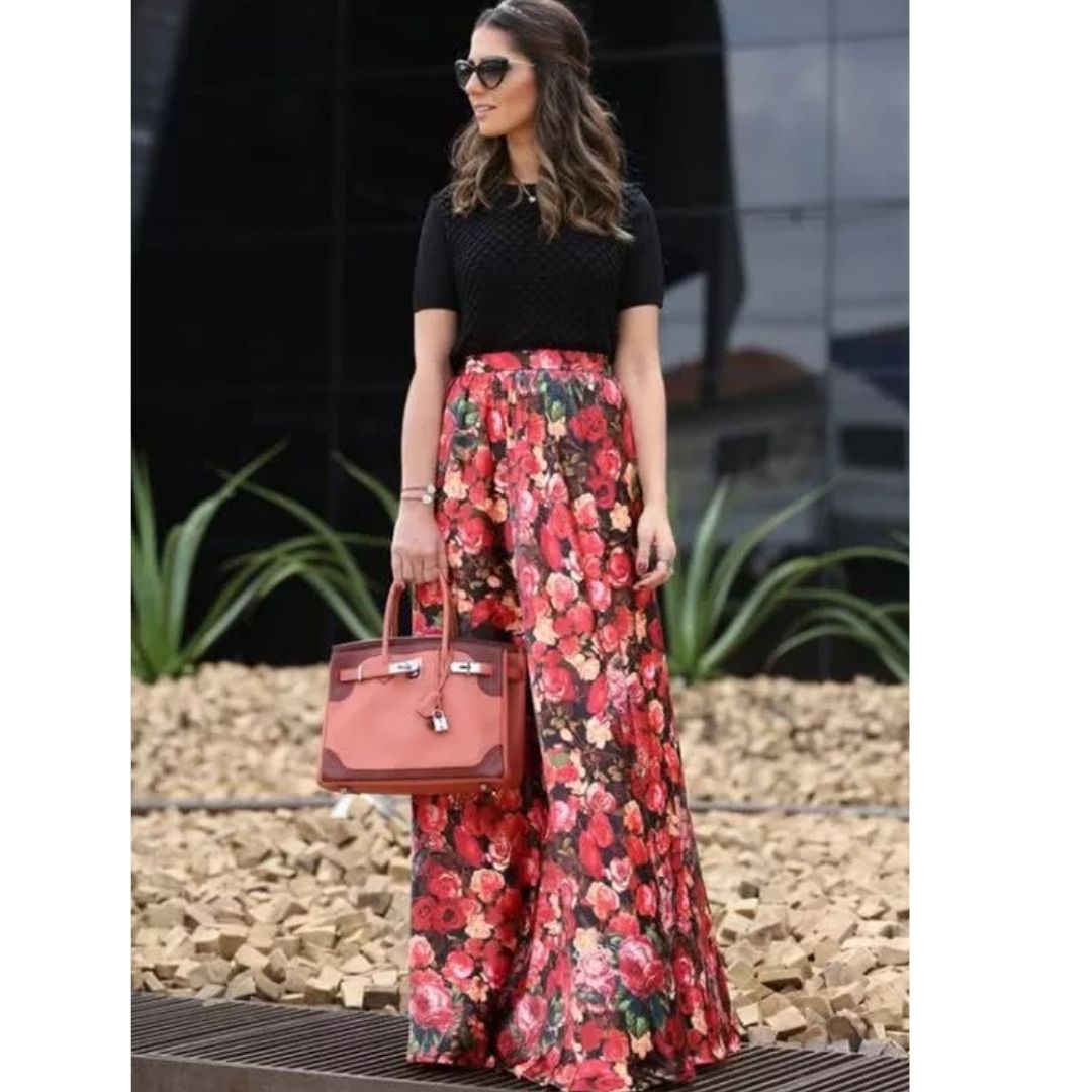 Mulher vestida com uma saia flora vermelhar