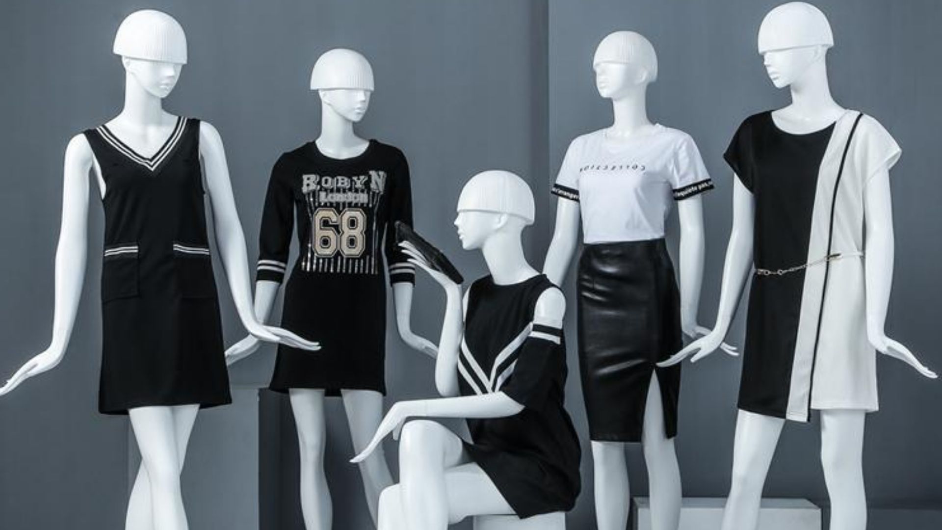 Vários manequins em vitrine com oupas brancas e pretas Poses Para Fotos
