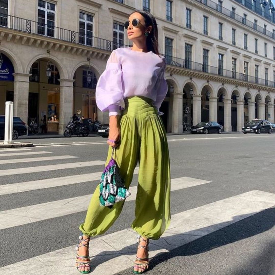 Mulher  parada na rua para pose de fotos