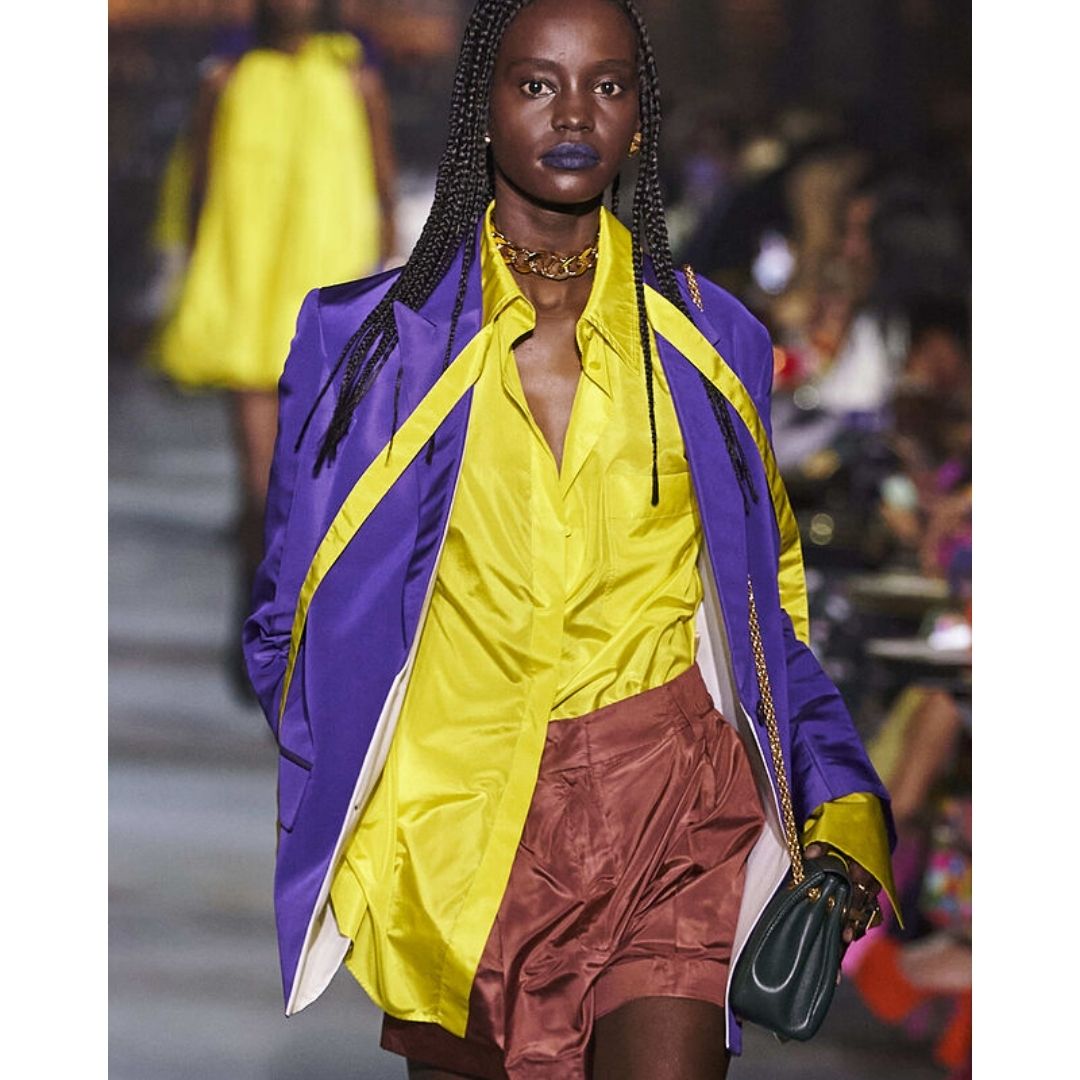 Modelo desfilando com um look nas cores do inverno 2022  na moda saia do básico