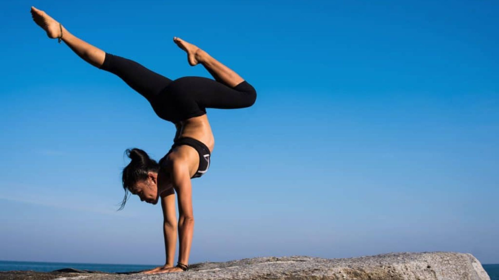 Mulher fazendo movimento de yoga 