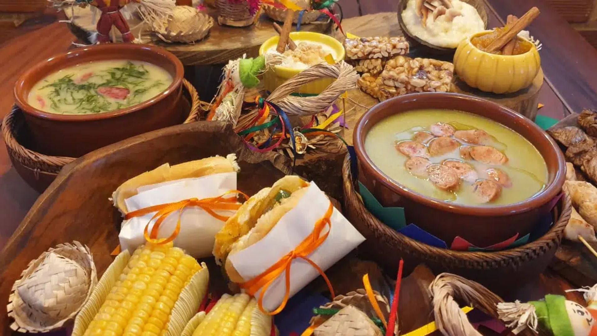 Mesas com comidas juninas 
