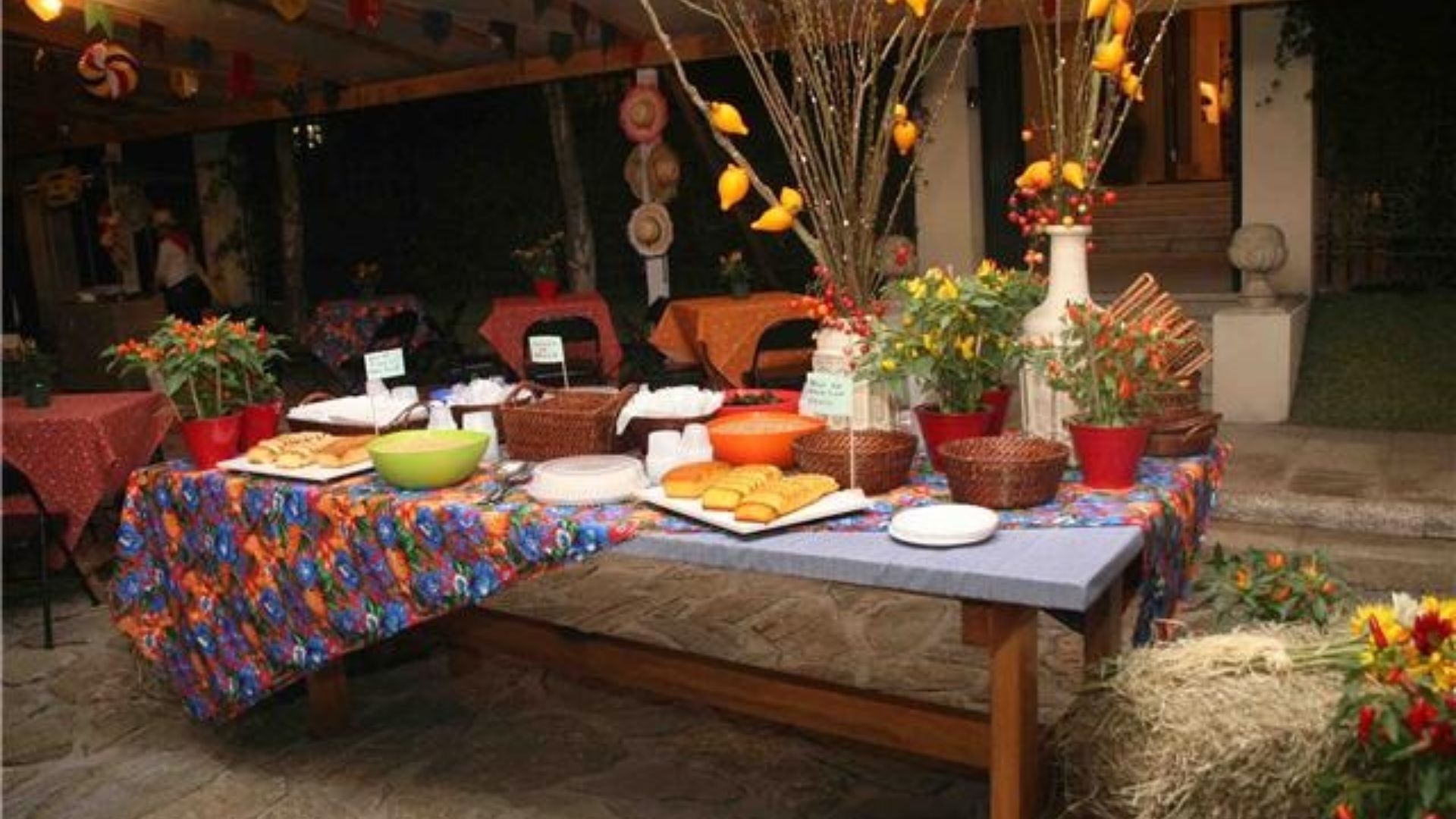 Mesa para receber amigos para festa junina