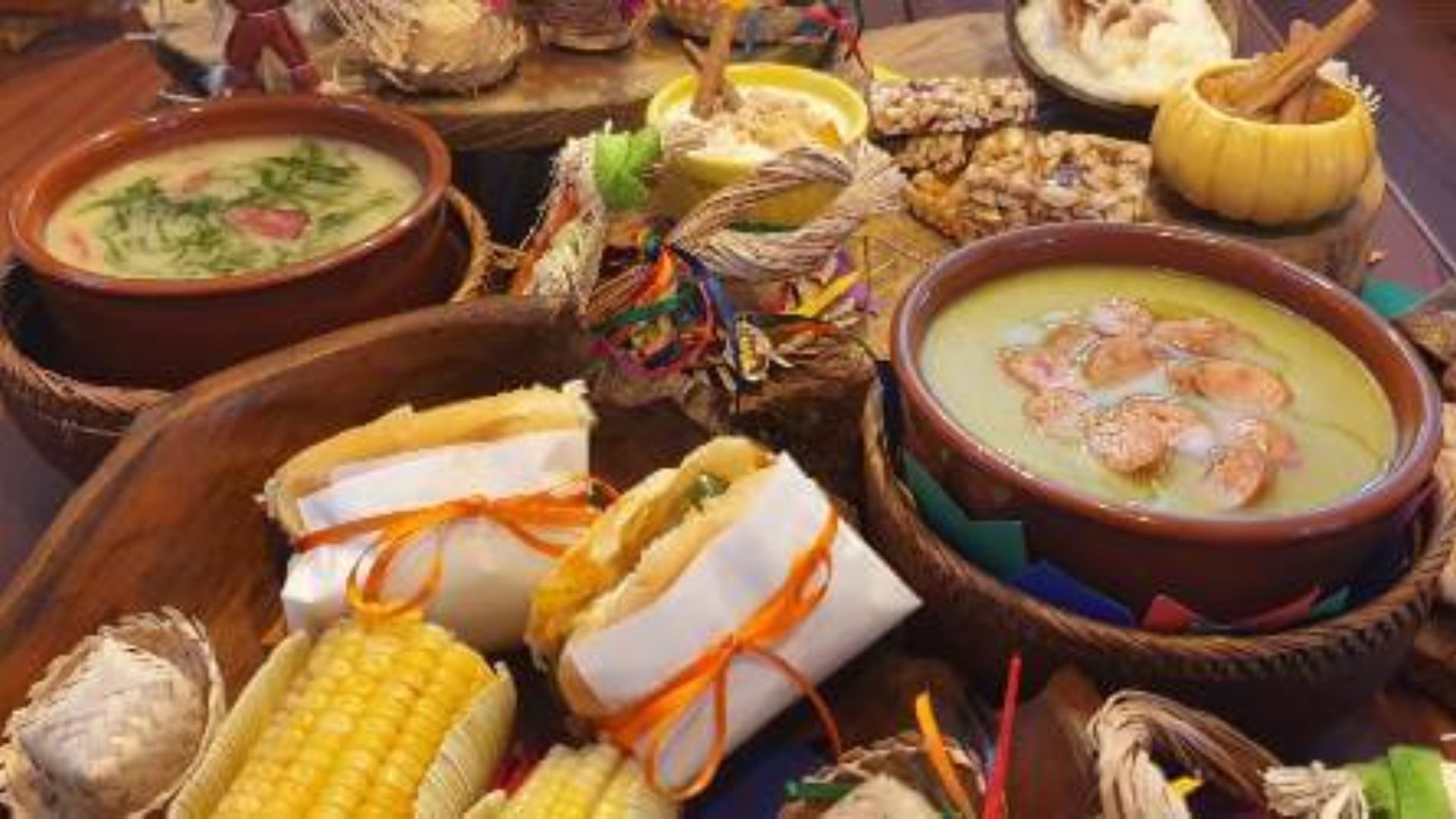Mesa com comidas salgada típicas de festa junina