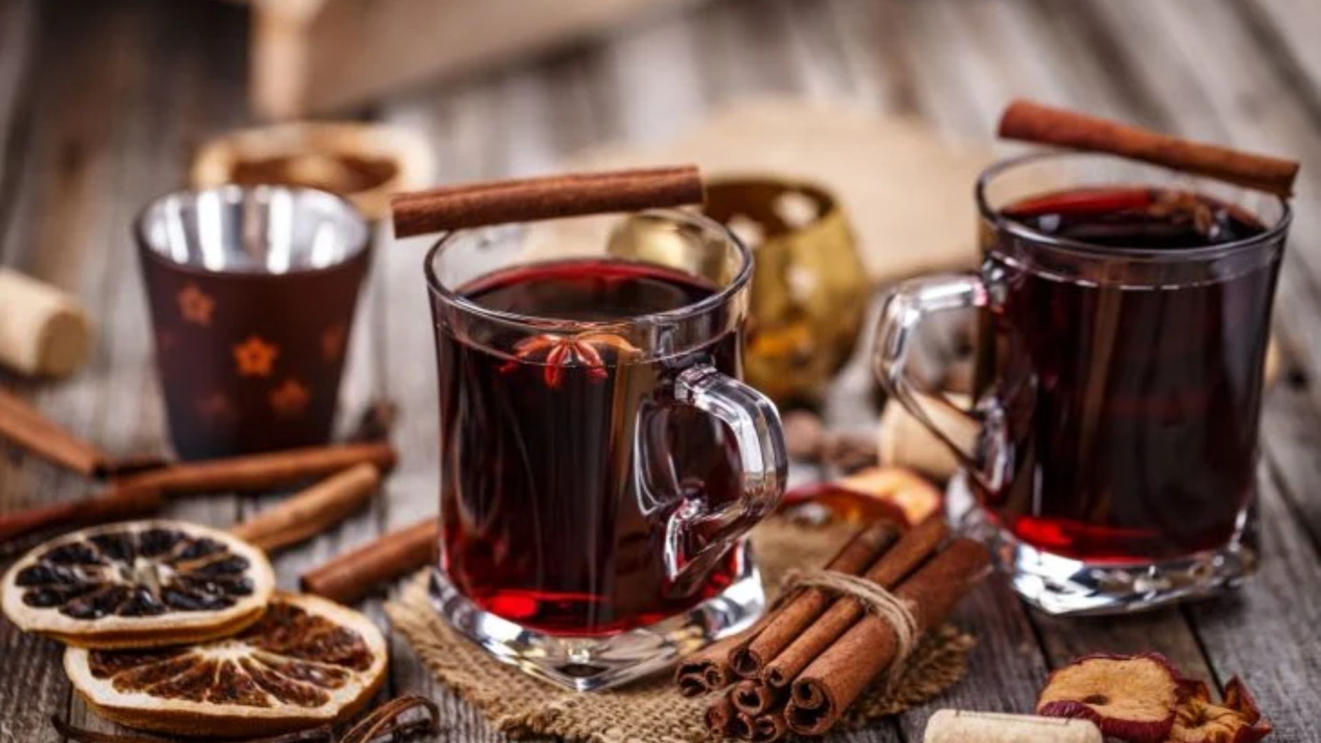 Copos com quentão de vinho, típica de festa junina
