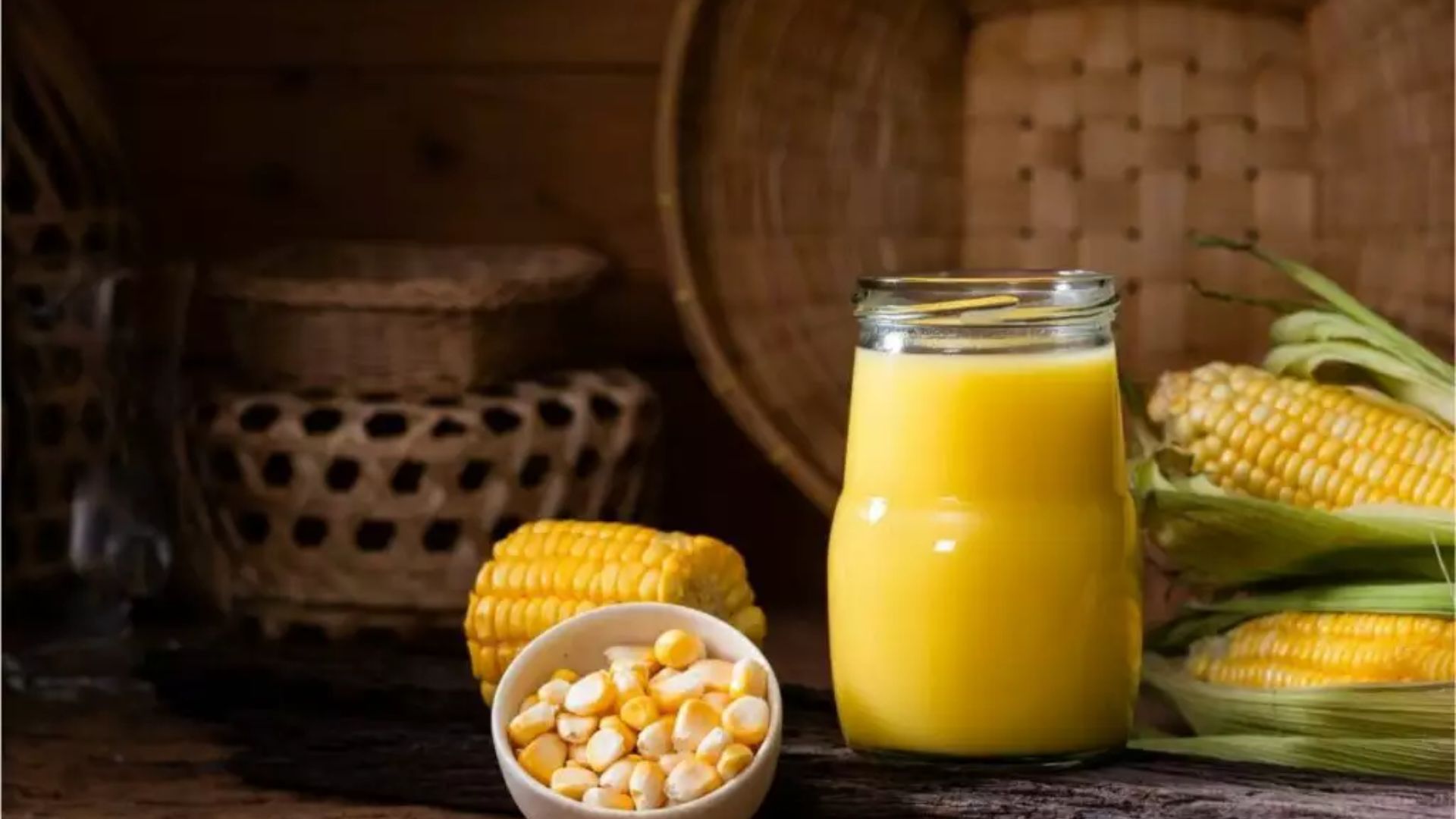 Jarra com suco de milho