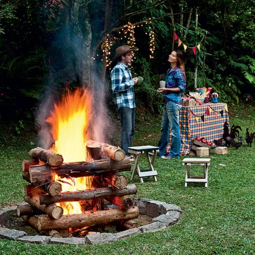 Casal conversando perto da fogueira na festa junina 