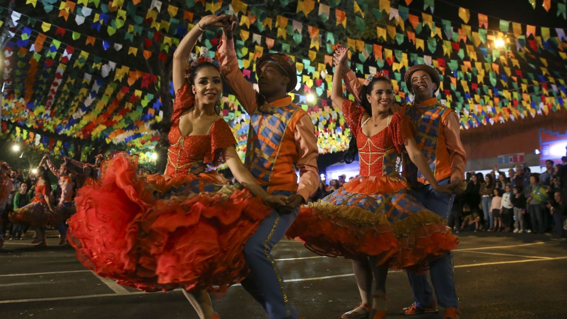 Dupla de dançarinos e festa junina