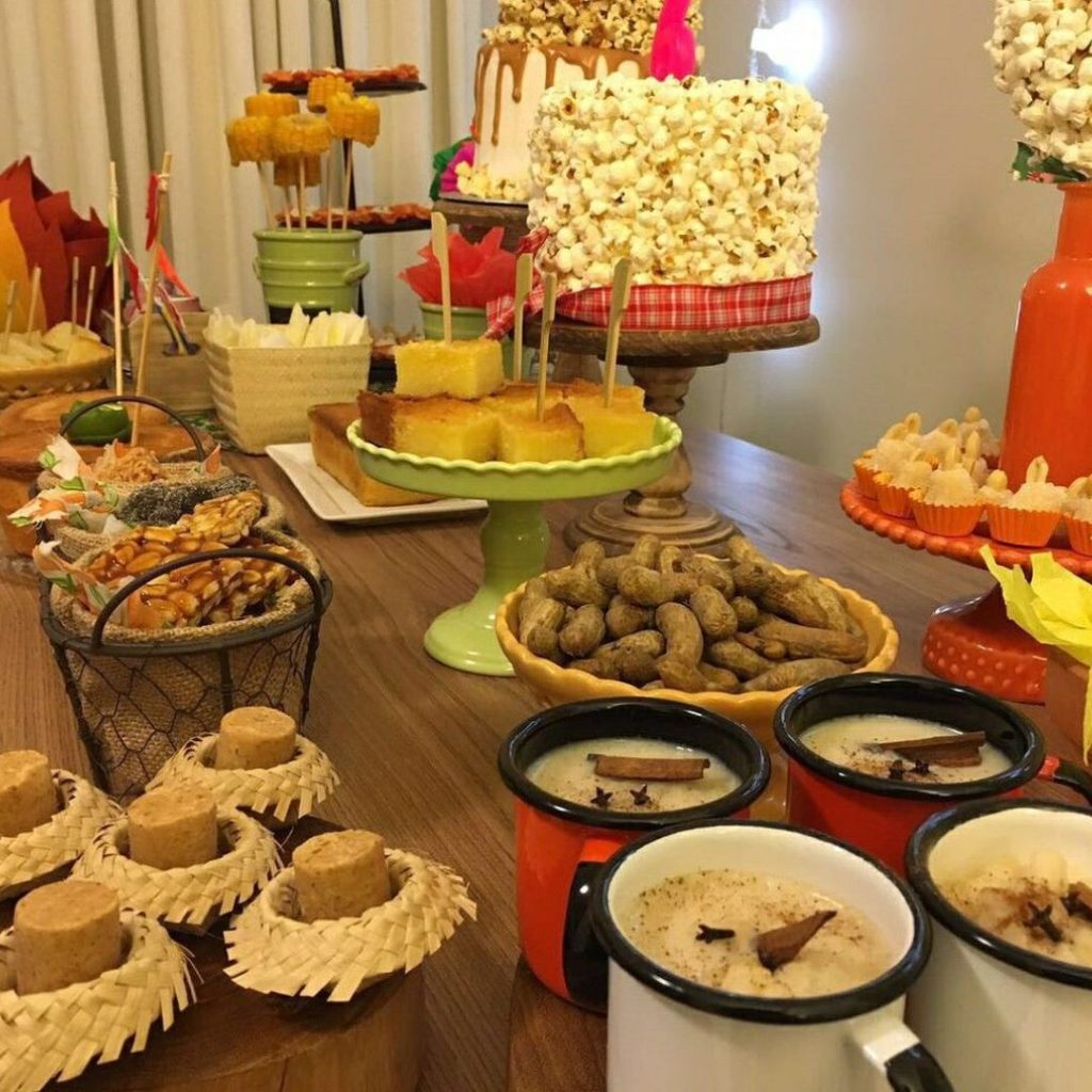 Mesa com comidas típicas de festa junina