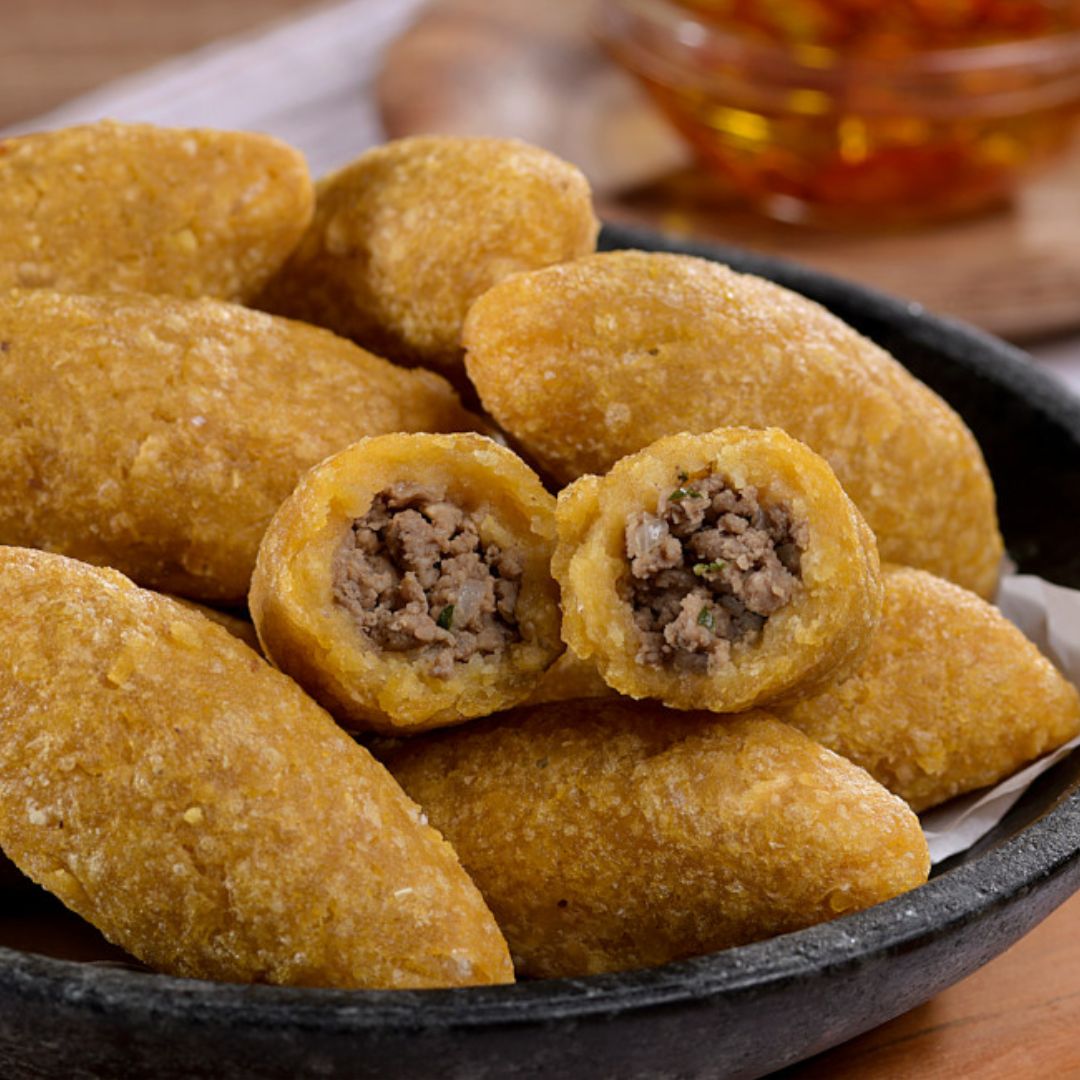 Tigela com bolinho caipira, comida de festa junina