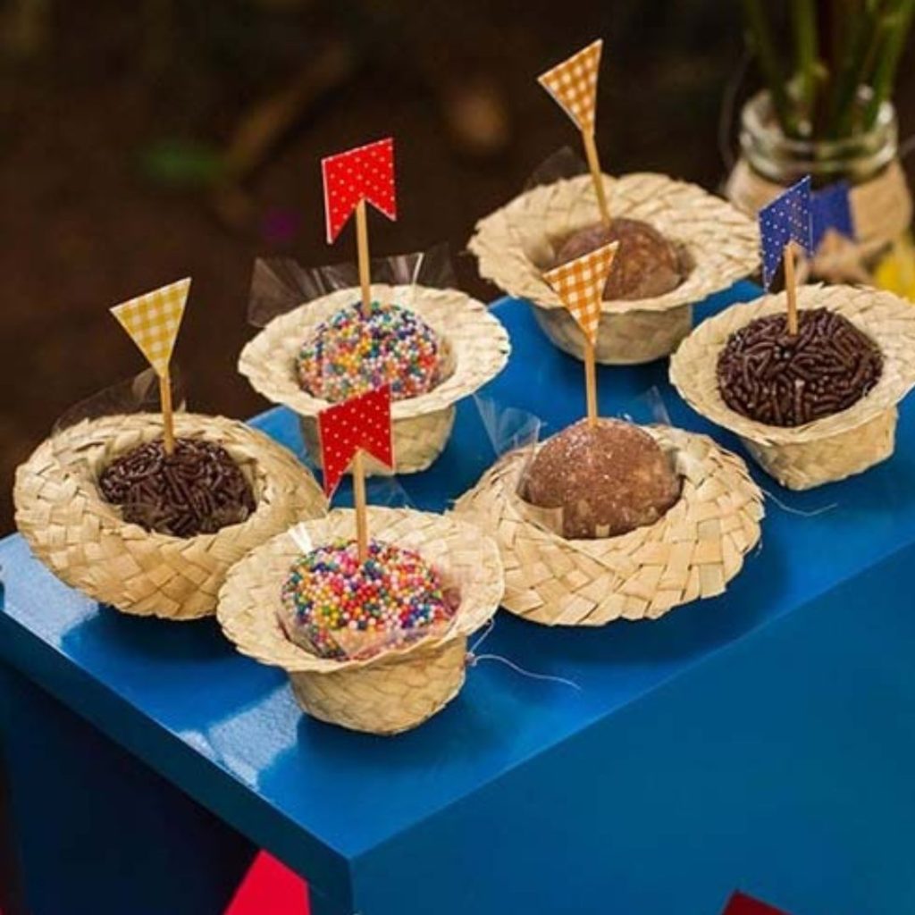 Chapeuzinho de palha com doces dentro, decoração de festa junina