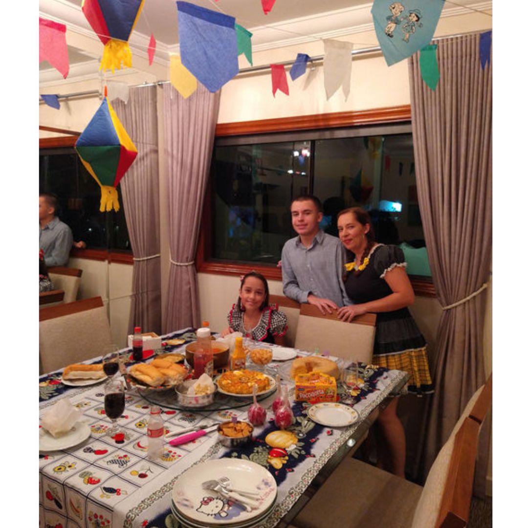Família tirando fotos em sua casa com decoração de festa junina