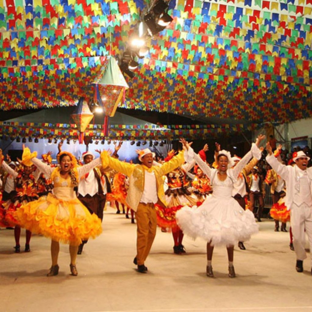 Apresentação da dança de quadrinha na festa junina da Bahia 