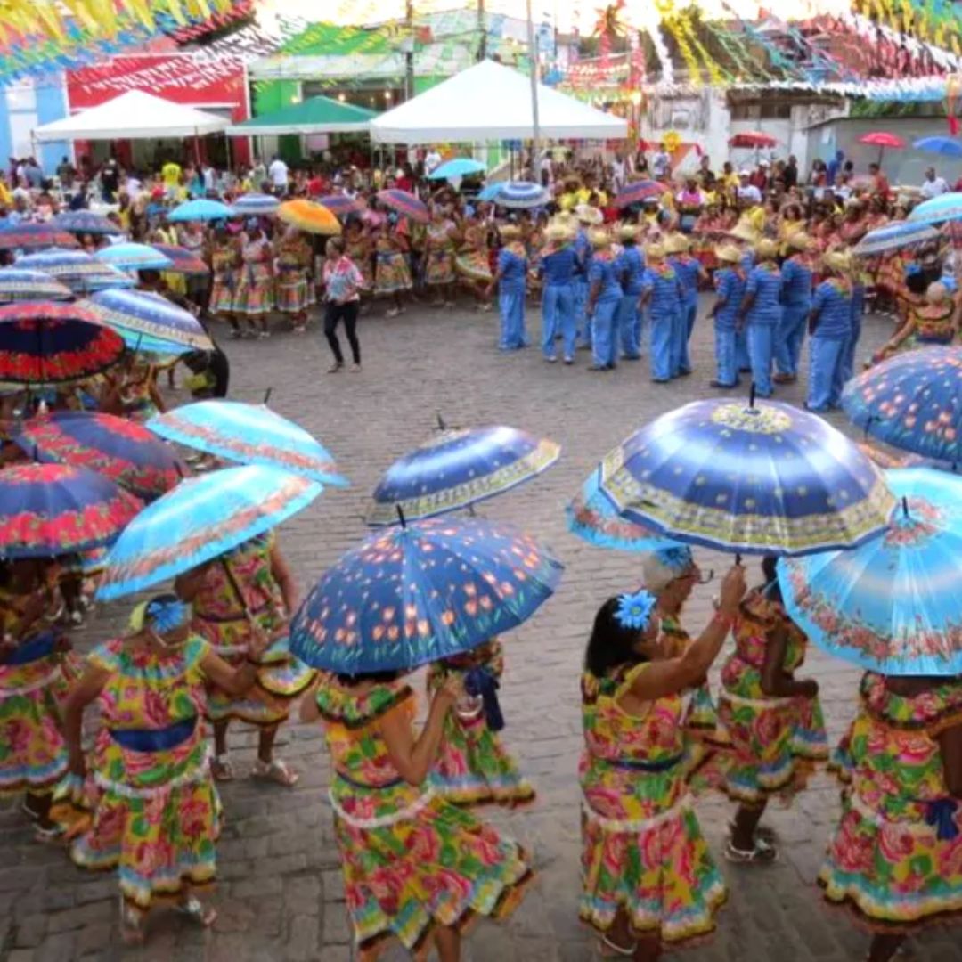Apresentação da dança de quadrinha com guardas chuvas na festa junina da Bahia 