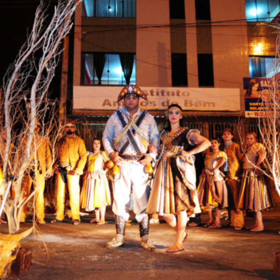 Apresentação de quadrilha de festa junina no nordeste com o tema rei do cangaço 