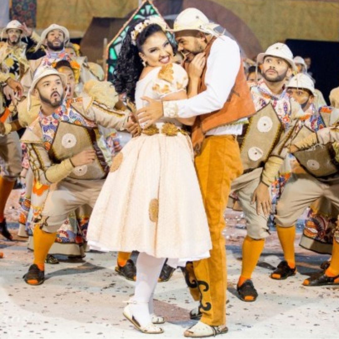 Apresentação de quadrilha de festa junina no nordeste 