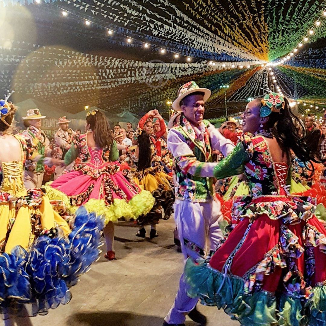 Apresentação de quadrilhas na festa junina 