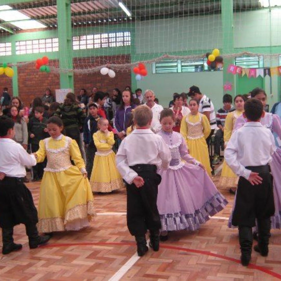 Apresentação da dança de quadrinha mirim  na festa junina gaúcha
