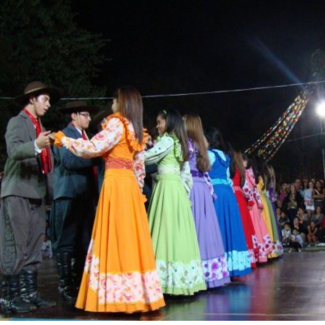 Apresentação da dança de quadrinha na festa junina gaúcha
