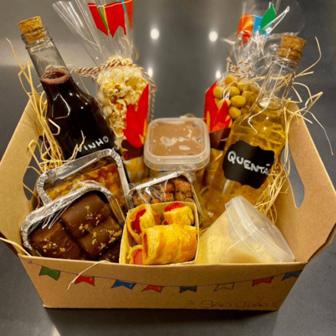 Caixa de festa junina com doces 