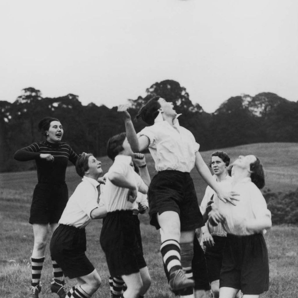 Foto antiga de mulheres jugando bola