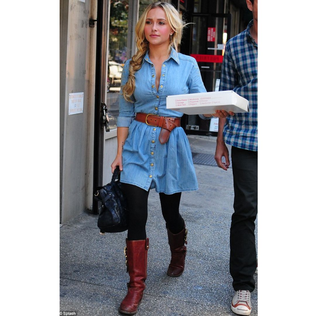 Hayden Panettiere usando vestido jeans, botas e cinto no estilo country.