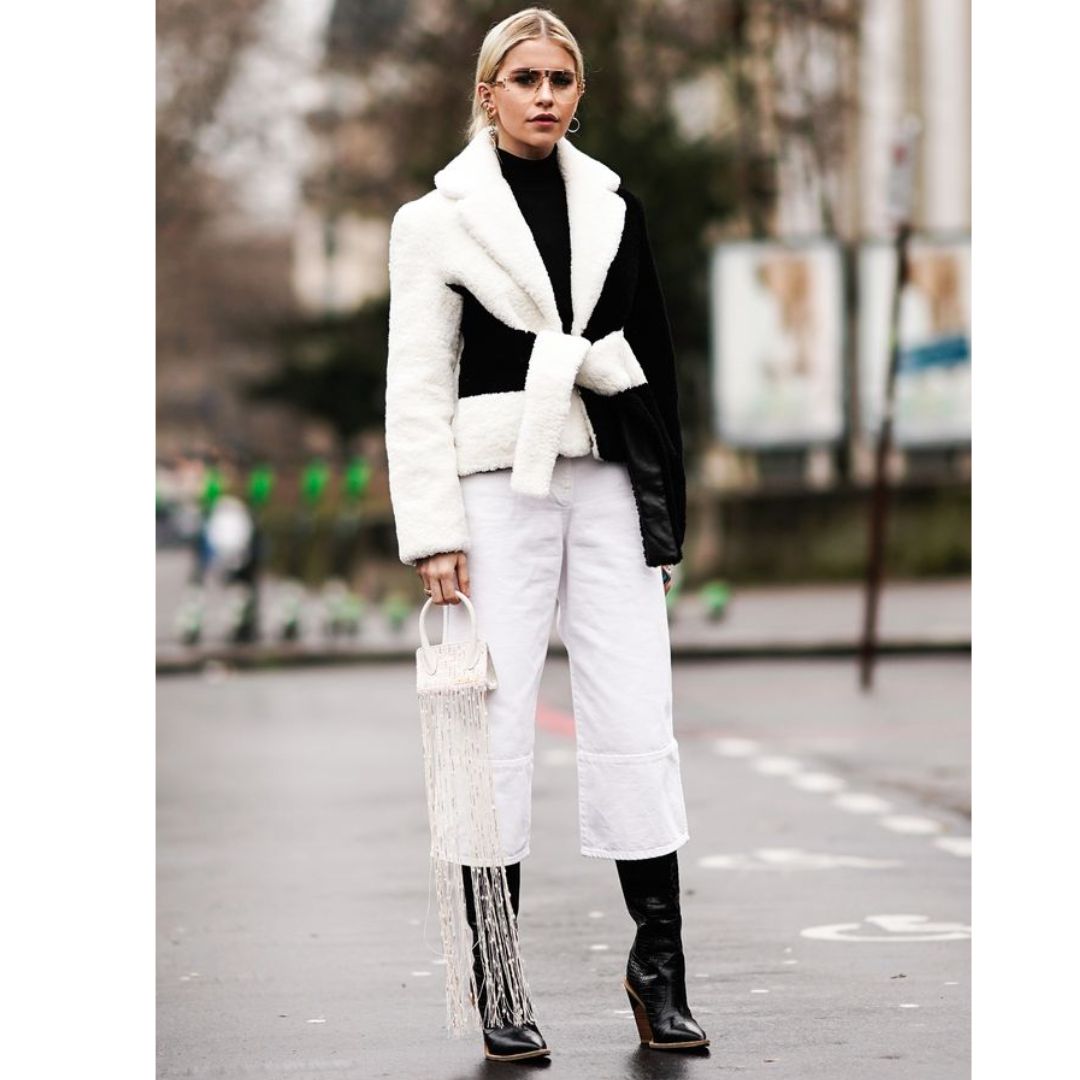Look de frio composto por calça branca e casaco preto e branco 