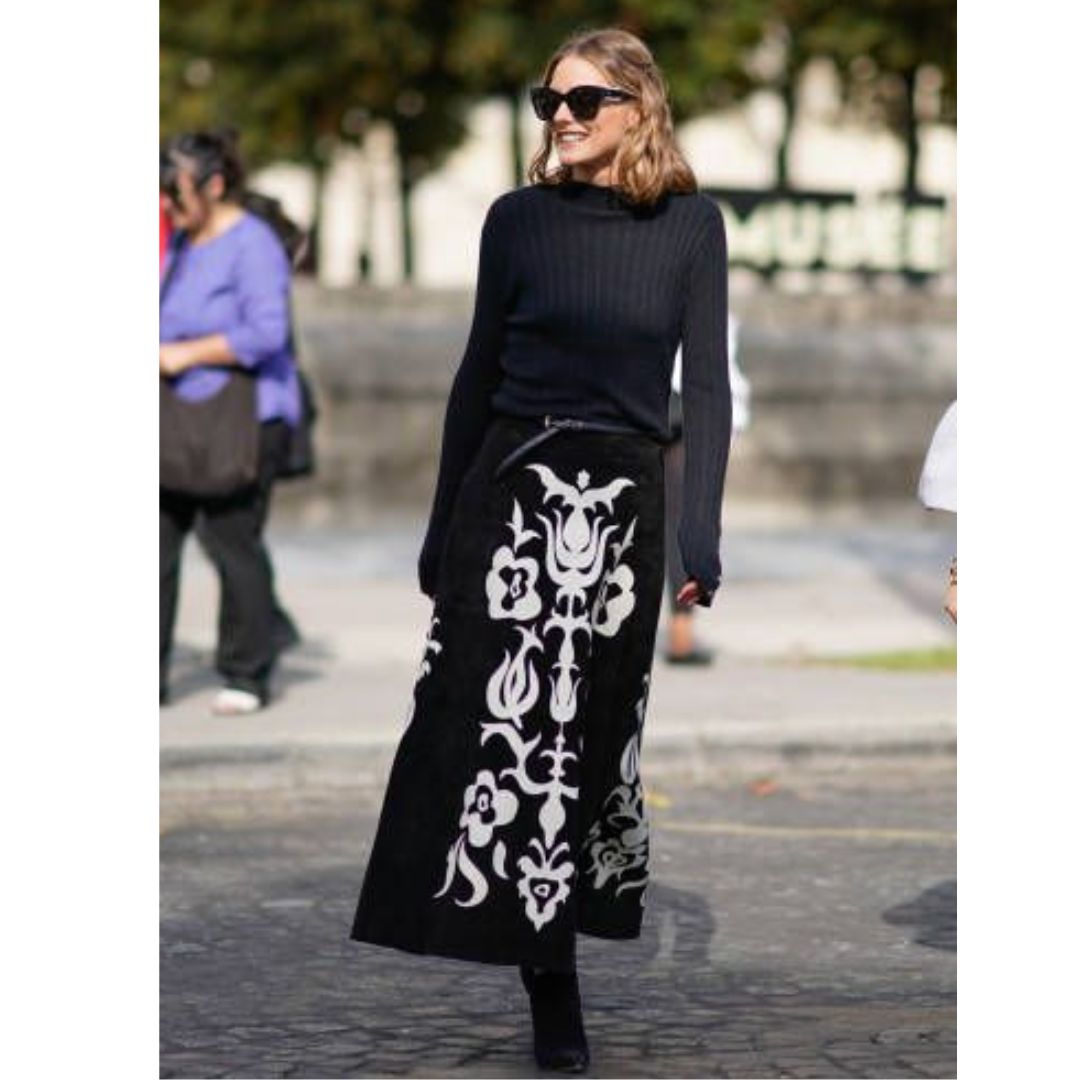 Olivia Palermo em Nova York Paris Fashion Week usando uma saia preta com estampa na cor branca 