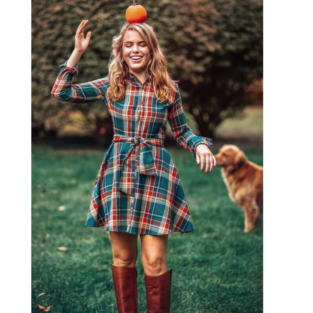 Mulher usando um vestido xadrez em verde e vermelho 