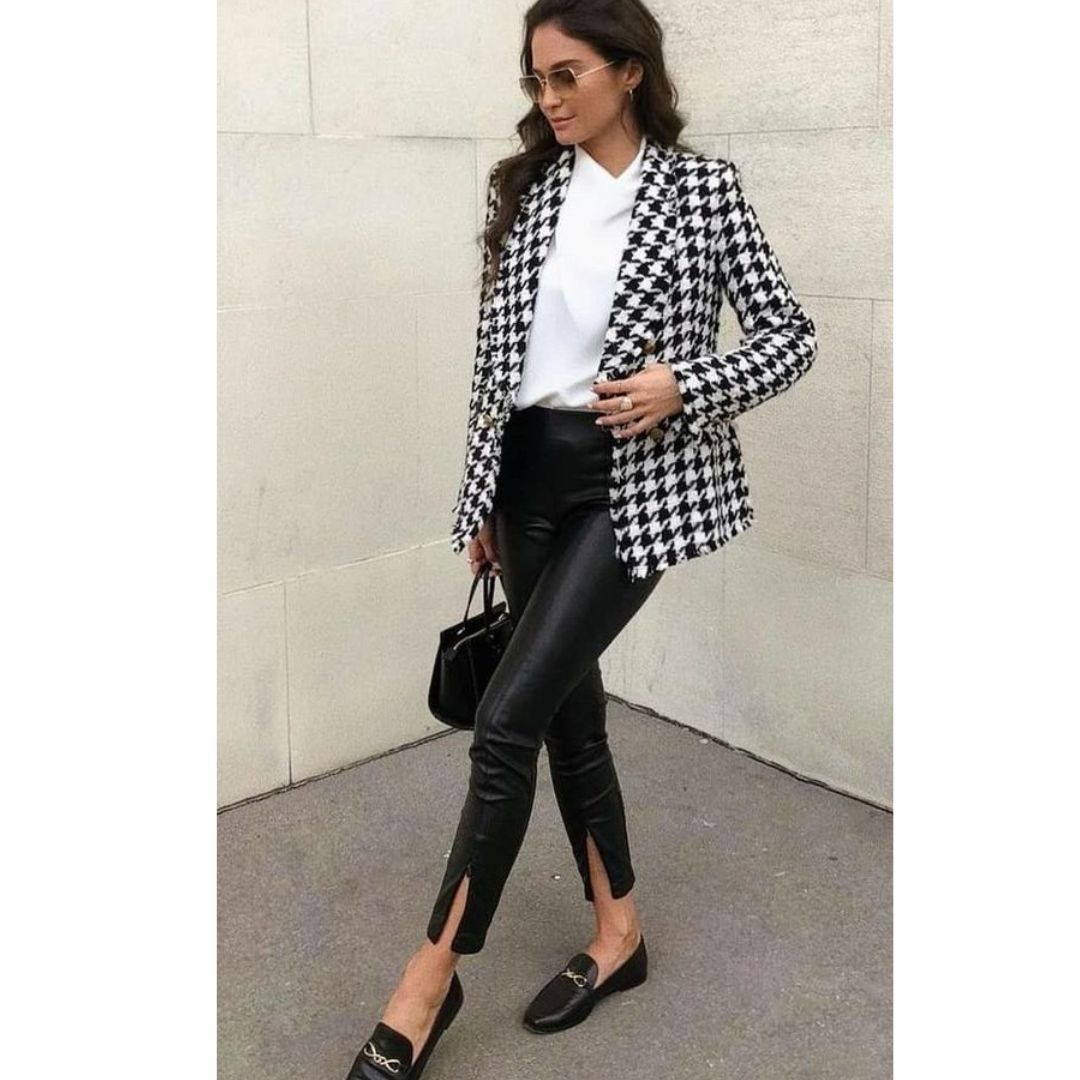Look formal composto por uma calça preta, blusa branca e blazer xadrez nas cores preto e branco 