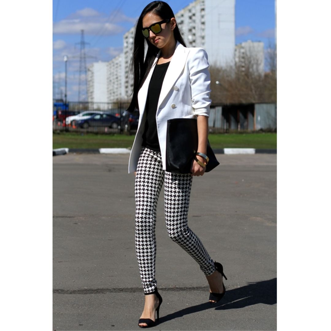 Look casual composto por uma calça xadrez em preto e branco 
