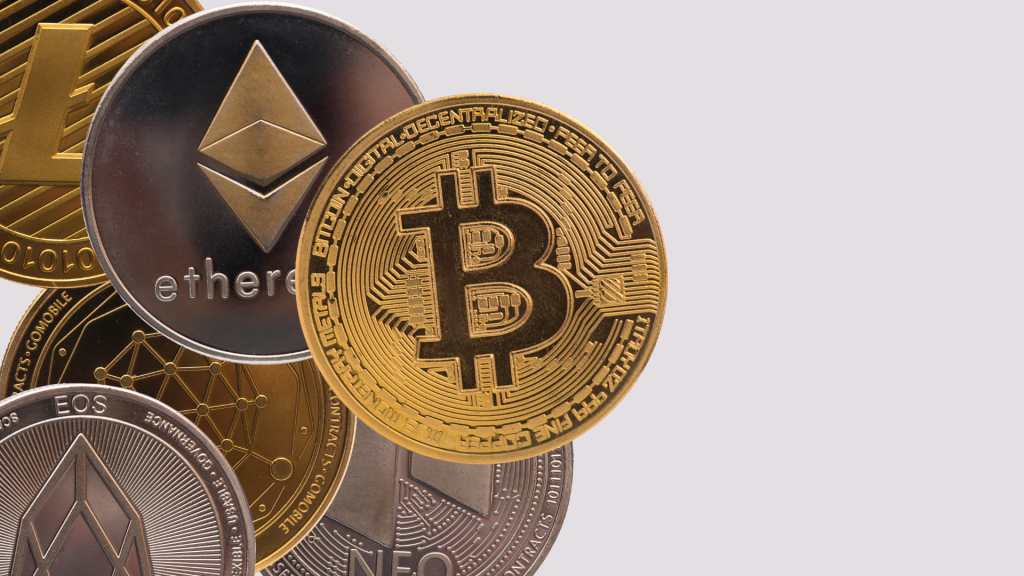 Representação ilustrativas das moedas bitcoin e ethereum