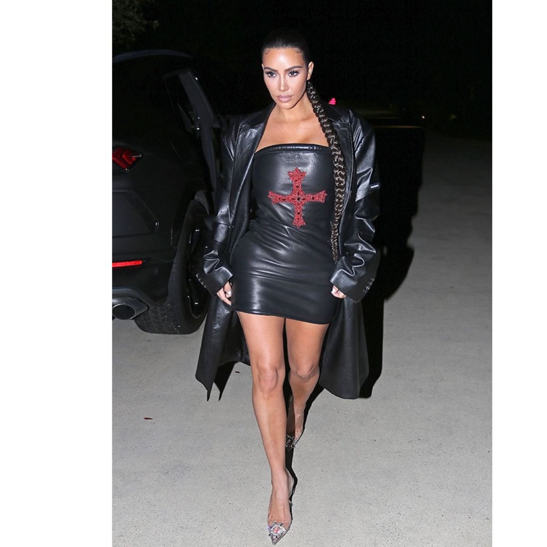 Kim Kardashian em um vestido de couro e um casaco combinando
