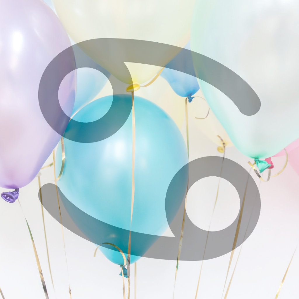 Balões de aniversário com símbolo do signo de câncer